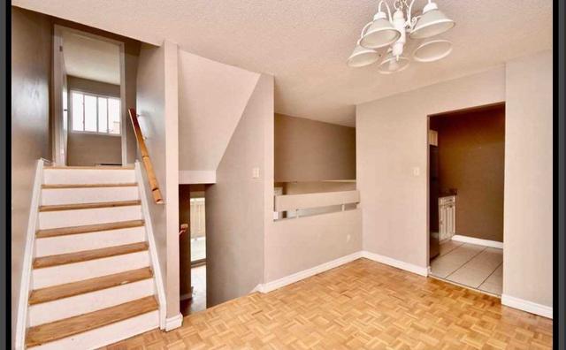 152 - 323 Milestone Cres, Townhouse with 3 bedrooms, 2 bathrooms and 2 parking in Aurora ON | Image 4