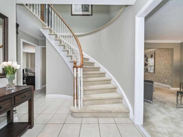 11 Vale Cres, House detached with 4 bedrooms, 3 bathrooms and 2 parking in Ajax ON | Image 3