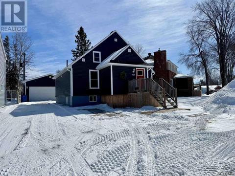 16 Devonshire St, House detached with 5 bedrooms, 2 bathrooms and null parking in Kapuskasing ON | Card Image
