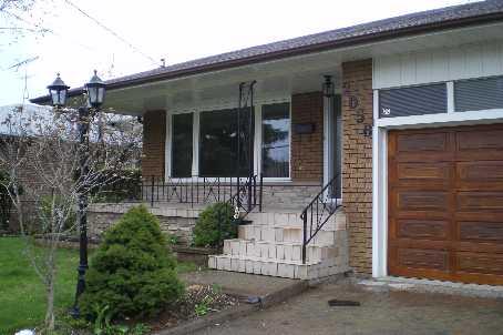 2056 Laughton Ave, House detached with 3 bedrooms, 3 bathrooms and 2 parking in Mississauga ON | Image 1