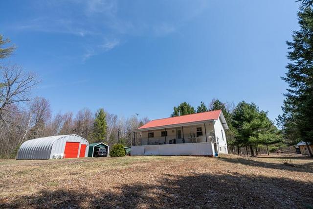 864 County Road 19 Road, House detached with 2 bedrooms, 1 bathrooms and 8 parking in Alfred and Plantagenet ON | Image 2