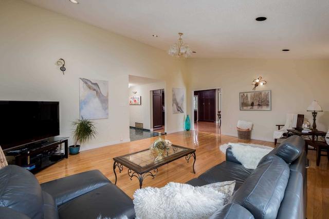 64 Dean Pl, House detached with 4 bedrooms, 5 bathrooms and 33 parking in Vaughan ON | Image 3