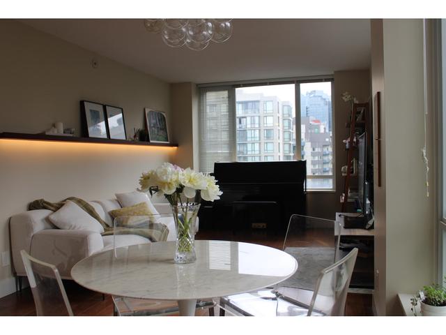1705 - 1088 Richards Street, Condo with 2 bedrooms, 2 bathrooms and null parking in Vancouver BC | Image 4