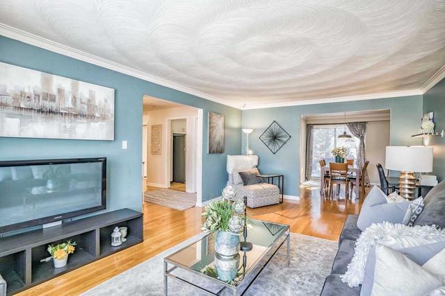 105 Rodda Blvd, House detached with 3 bedrooms, 3 bathrooms and 6 parking in Toronto ON | Image 3