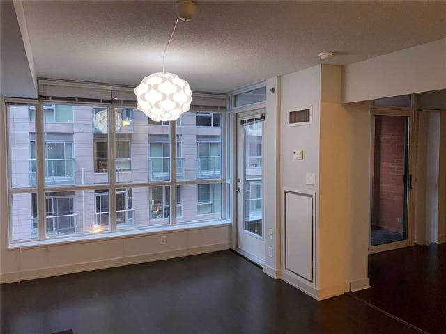 411 - 21 Nelson St, Condo with 2 bedrooms, 2 bathrooms and 1 parking in Toronto ON | Image 2