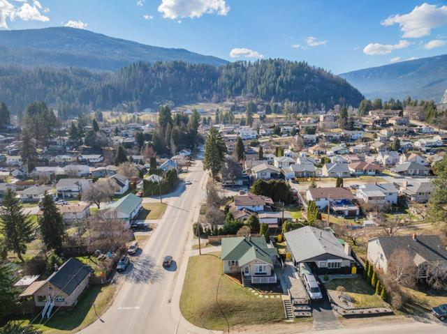 574 7th Avenue, House detached with 3 bedrooms, 2 bathrooms and null parking in Castlegar BC | Image 71
