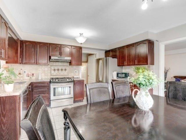 18 Grape Tr, House detached with 4 bedrooms, 4 bathrooms and 2 parking in Brampton ON | Image 7