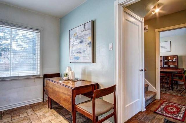 37 Lippincott St W, House detached with 3 bedrooms, 1 bathrooms and 2 parking in Toronto ON | Image 3