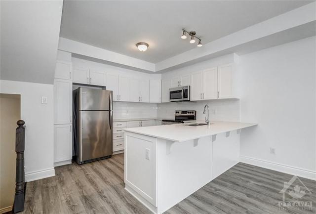519 Ozawa Private, House attached with 2 bedrooms, 1 bathrooms and 1 parking in Ottawa ON | Image 11