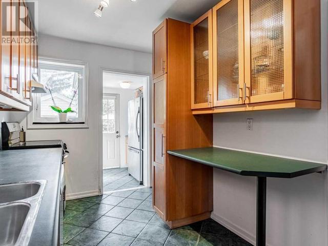 655 Willard Ave, House semidetached with 3 bedrooms, 2 bathrooms and 0 parking in Toronto ON | Image 8