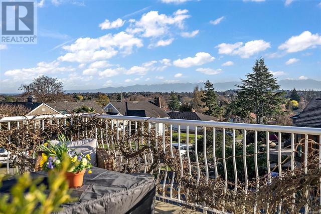 3042 Westdowne Rd, House detached with 5 bedrooms, 3 bathrooms and 4 parking in Oak Bay BC | Image 5