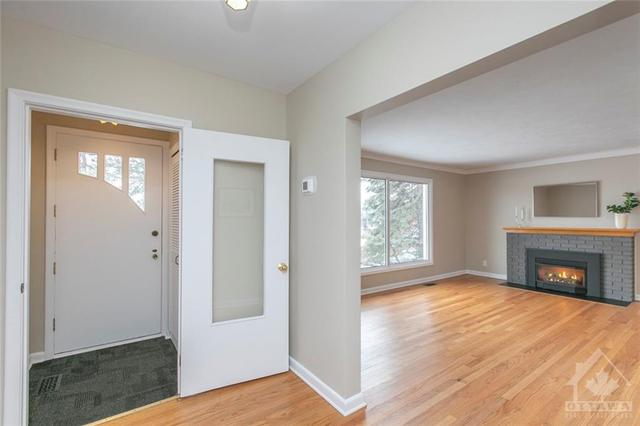 2094 Navaho Drive, House detached with 3 bedrooms, 2 bathrooms and 2 parking in Ottawa ON | Image 2