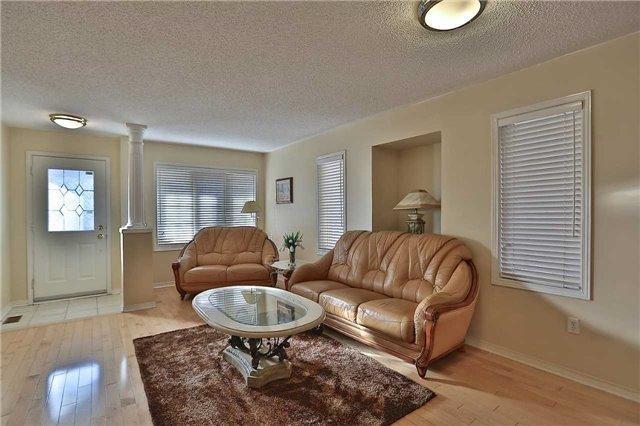 54 Saintsbury Cres, House semidetached with 3 bedrooms, 4 bathrooms and 2 parking in Brampton ON | Image 3