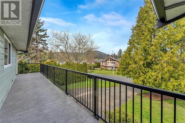 4261 Thornhill Cres, House detached with 5 bedrooms, 3 bathrooms and 6 parking in Saanich BC | Image 20