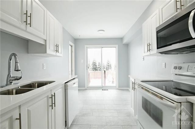 1804 Hennessy Crescent, Townhouse with 3 bedrooms, 2 bathrooms and 3 parking in Ottawa ON | Image 8