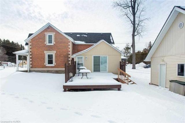 135 Colborne St, House detached with 2 bedrooms, 2 bathrooms and 5 parking in Kawartha Lakes ON | Image 4