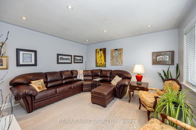 72 Grassmere Crt, House detached with 3 bedrooms, 2 bathrooms and 5 parking in Oshawa ON | Image 2