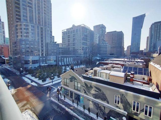 404 - 88 Cumberland St, Condo with 2 bedrooms, 2 bathrooms and 1 parking in Toronto ON | Image 4