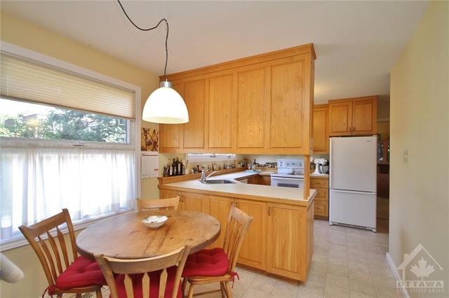 7 Ashgrove Crescent, House detached with 4 bedrooms, 3 bathrooms and 4 parking in Ottawa ON | Image 8
