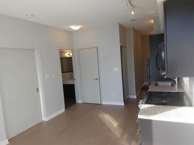 126 Simcoe St, Condo with 1 bedrooms, 1 bathrooms and 0 parking in Toronto ON | Image 2