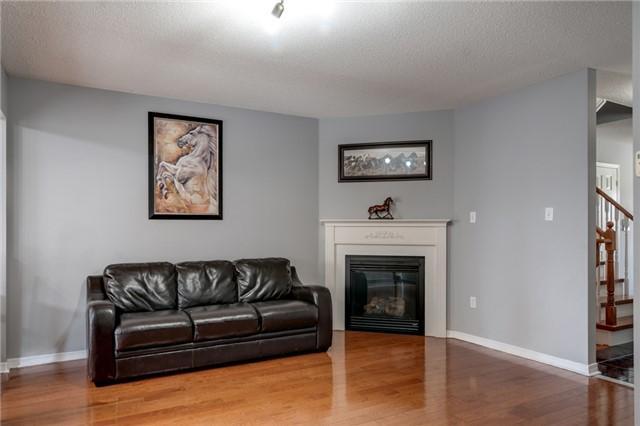 383 Hobbs Cres, House attached with 3 bedrooms, 3 bathrooms and 1 parking in Milton ON | Image 4
