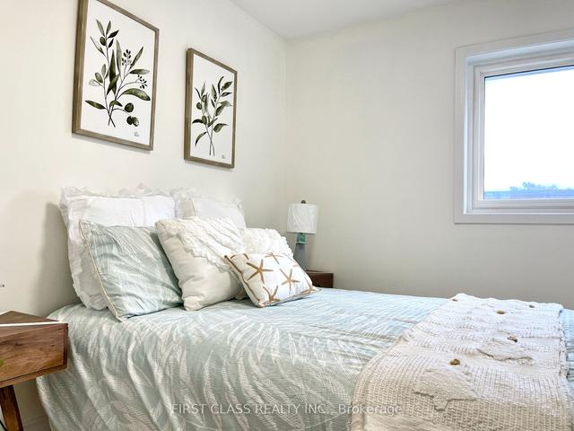 814 - 22 Tandridge Cres, Townhouse with 3 bedrooms, 2 bathrooms and 2 parking in Toronto ON | Image 2