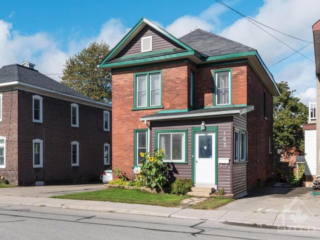 162 Chambers Street, House detached with 4 bedrooms, 2 bathrooms and 2 parking in Smiths Falls ON | Image 2