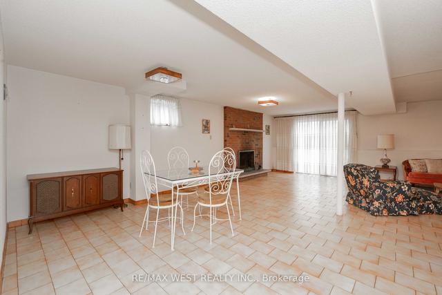8 Marker Crt, House detached with 3 bedrooms, 2 bathrooms and 8 parking in Toronto ON | Image 16