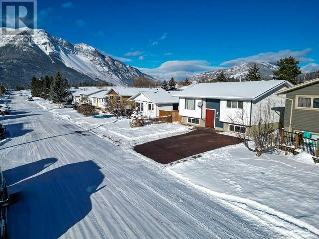3034 222 Street, House detached with 4 bedrooms, 2 bathrooms and 4 parking in Crowsnest Pass AB | Image 2