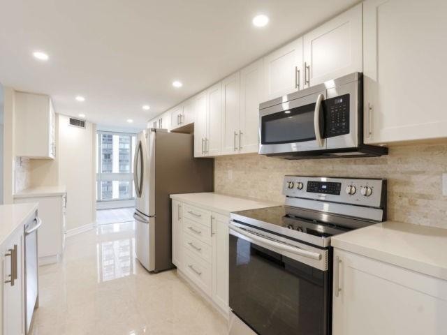 906 - 10 Kenneth Ave, Condo with 2 bedrooms, 2 bathrooms and 1 parking in Toronto ON | Image 10