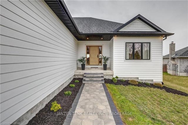 9233 Richmond Rd, House detached with 2 bedrooms, 3 bathrooms and 8 parking in Bayham ON | Image 12