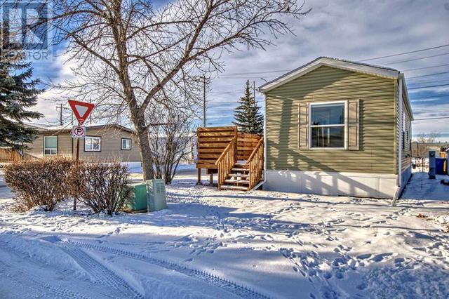 105, - 9090 24 Street Se, Home with 2 bedrooms, 1 bathrooms and 2 parking in Calgary AB | Image 2
