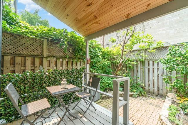28 Kensington Pl, House attached with 3 bedrooms, 1 bathrooms and 0 parking in Toronto ON | Image 3