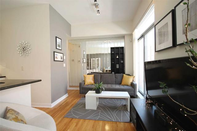 3 - 1388 Bloor St W, Townhouse with 2 bedrooms, 2 bathrooms and 1 parking in Toronto ON | Image 6