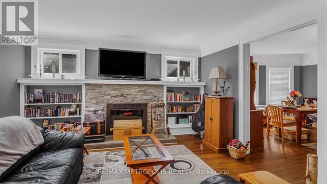 957-959 Victoria Ave, House detached with 4 bedrooms, 2 bathrooms and 4 parking in Windsor ON | Image 4