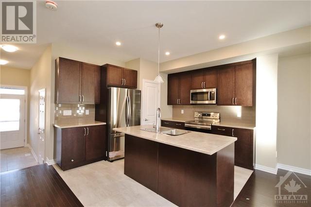 15 Rookie Crescent, Townhouse with 3 bedrooms, 3 bathrooms and 2 parking in Ottawa ON | Image 8