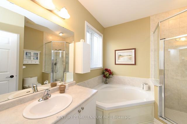 12 Surfside Cres, Condo with 5 bedrooms, 3 bathrooms and 4 parking in Collingwood ON | Image 3