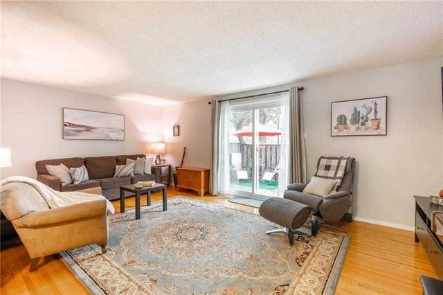 3 - 151 Gateshead Cres, Townhouse with 3 bedrooms, 2 bathrooms and 1 parking in Hamilton ON | Image 4