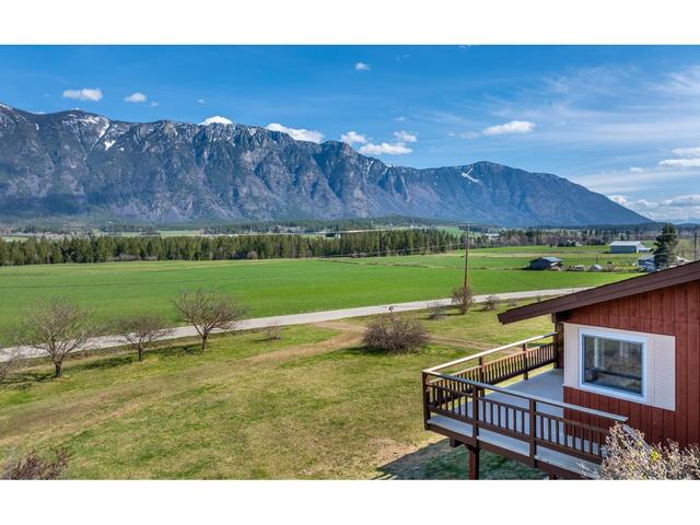 3481 Crestview Road, House detached with 2 bedrooms, 2 bathrooms and null parking in Central Kootenay B BC | Image 6