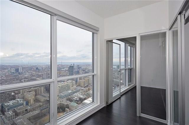 5604 - 386 Yonge St, Condo with 2 bedrooms, 2 bathrooms and 1 parking in Toronto ON | Image 8