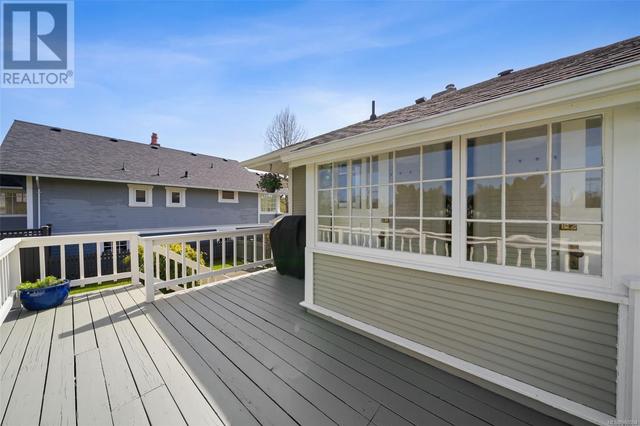 2118 Pentland Rd, House detached with 3 bedrooms, 1 bathrooms and 2 parking in Oak Bay BC | Image 42