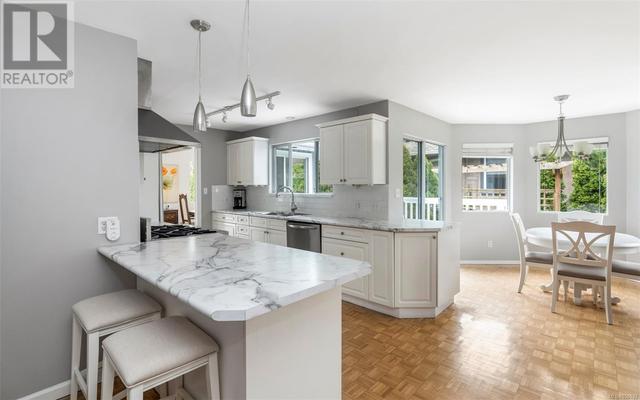 3371 Woodburn Ave, House detached with 5 bedrooms, 3 bathrooms and 4 parking in Oak Bay BC | Image 11