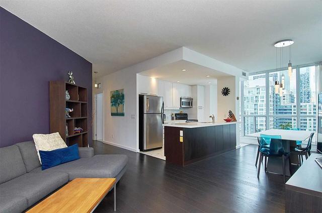 1002 - 218 Queens Quay W, Condo with 2 bedrooms, 2 bathrooms and 1 parking in Toronto ON | Image 4