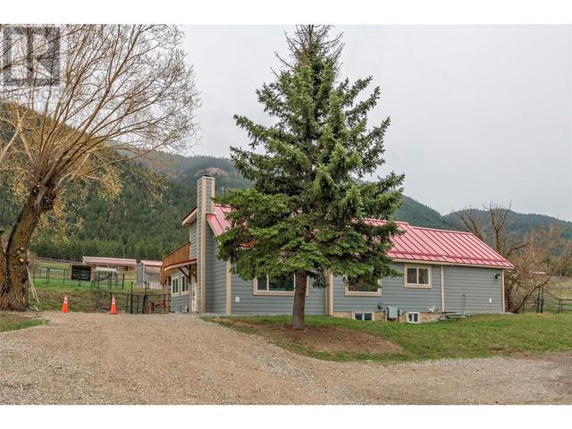 6449 97 Highway, House detached with 3 bedrooms, 2 bathrooms and null parking in Columbia Shuswap D BC | Image 1
