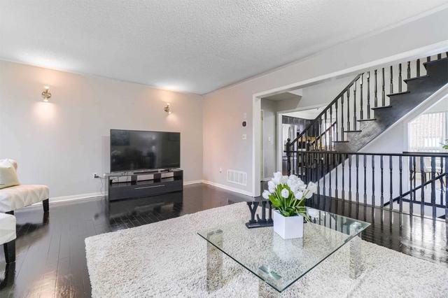 87 Decker Hollow Circ, House attached with 3 bedrooms, 3 bathrooms and 3 parking in Brampton ON | Image 2
