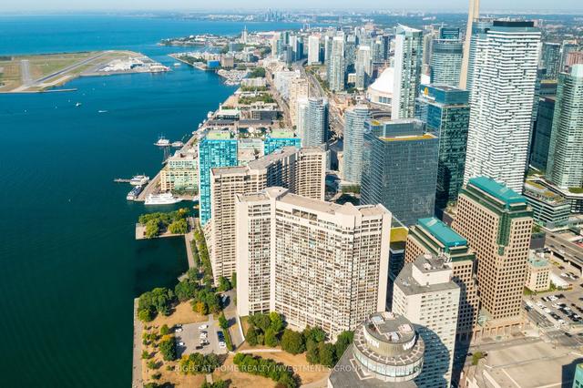 1910 - 65 Harbour Sq, Condo with 3 bedrooms, 3 bathrooms and 1 parking in Toronto ON | Image 1