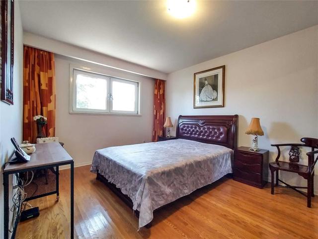 41 La Peer Blvd, House semidetached with 3 bedrooms, 2 bathrooms and 3 parking in Toronto ON | Image 2