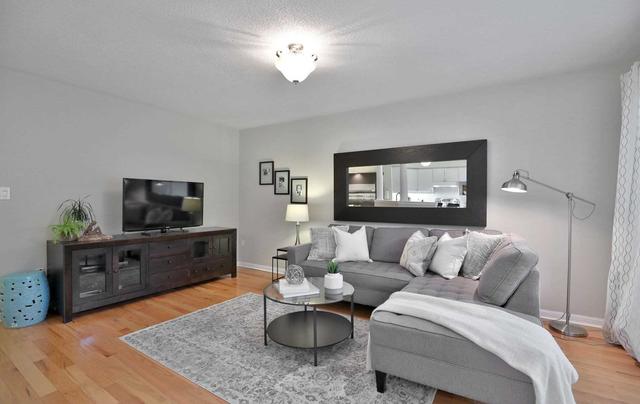 2369 Baintree Cres, House attached with 3 bedrooms, 3 bathrooms and 3 parking in Oakville ON | Image 4