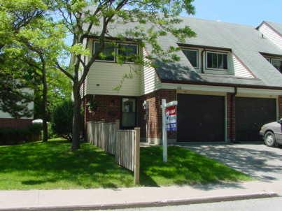 28 Donald St, Townhouse with 3 bedrooms, 2 bathrooms and null parking in Barrie ON | Image 1