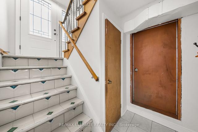 555 Westmount Ave, House detached with 3 bedrooms, 2 bathrooms and 3 parking in Toronto ON | Image 17
